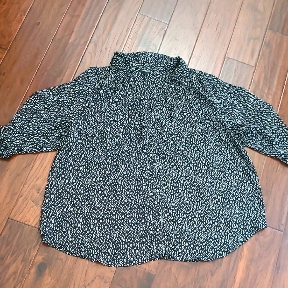 Torrid Black & White Geometric Patterned Button-up Blouse size 4 (4X - 26)